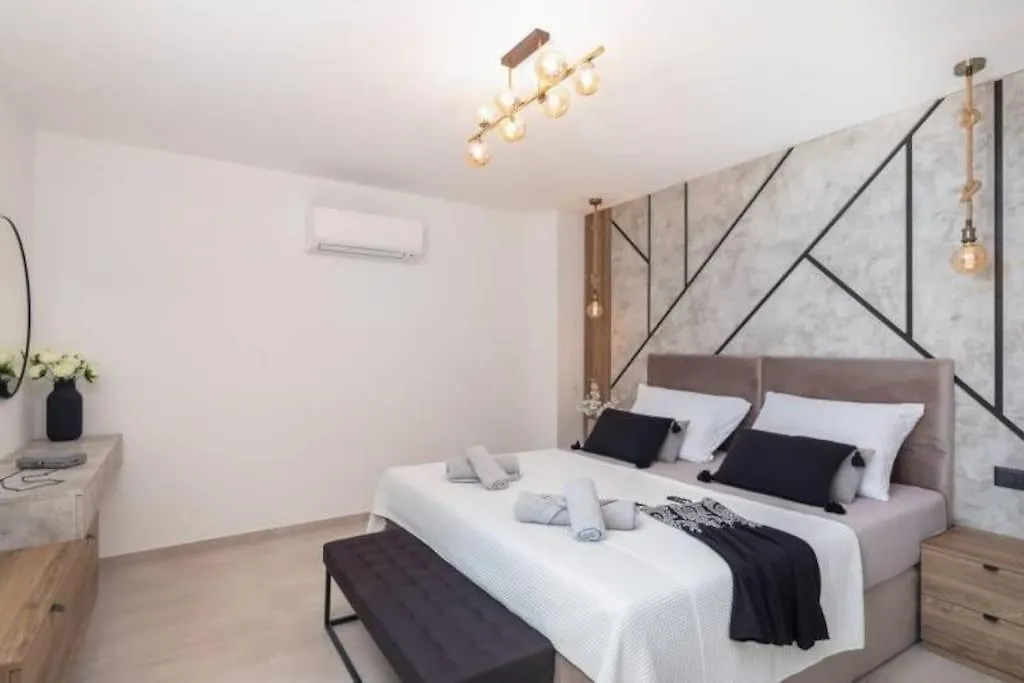 Fantastisk Villa I Okrug تروغير