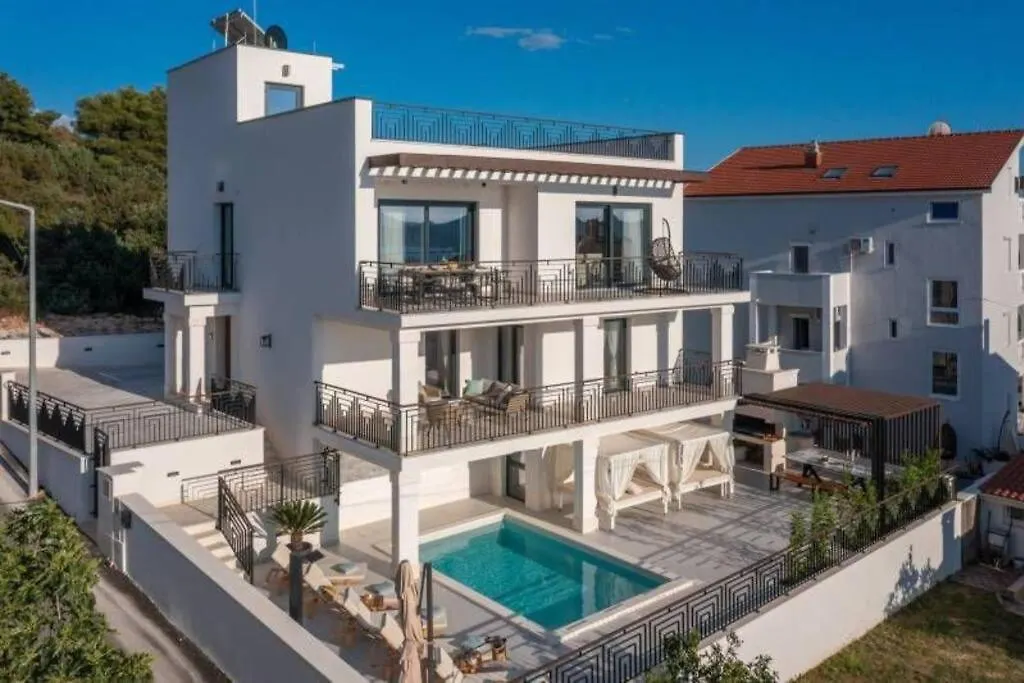 Fantastisk Villa I Okrug تروغير
